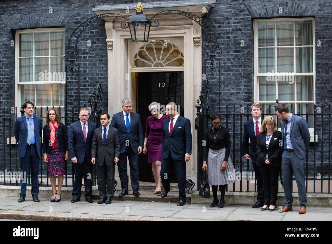 Londra, Regno Unito. 8 Gen, 2018. Il primo ministro Theresa Maggio sorge al di fuori 10 Downing Street con il nuovo Partito Conservatore Presidente Brandon Lewis (alla sua sinistra), vice presidente James sapientemente (alla sua destra) e dei vicepresidenti (l-r) di James Morris (Formazione e Sviluppo ), Helen Grant (Diverse comunità ), Marcus Jones (governo locale), Rehman Chishti (Diverse comunità), Kemi Badenoch (candidati), Chris grattacieli Skidmore (politica), Maria Caulfield (donne) e Ben Bradley (Gioventù). Credito: Mark Kerrison/Alamy Live News Foto Stock