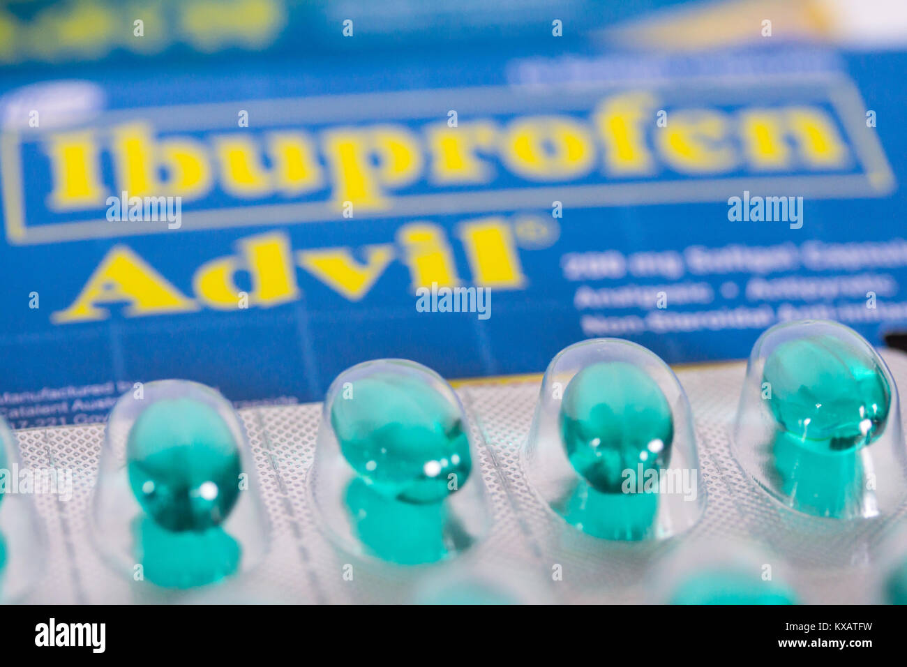 Green Advil capsule,(ibuprofene).Un recente studio pubblicato nella rivista la procedura dell'Accademia nazionale delle scienze rivendicazioni che ibuprofene ,(Advil & Motrin due prodotti di marca),ha un impatto negativo su testicoli di giovani uomini.Lo studio relazione afferma che quando prendere ibuprofene in dosi che potrebbero essere utilizzati dagli atleti, un campione di giovani uomini sviluppato una condizione ormonale che potrebbe iniziare, se non a tutti, durante il medioevo. Questa condizione è creduto di essere legati ad una ridotta fertilità. Foto Stock