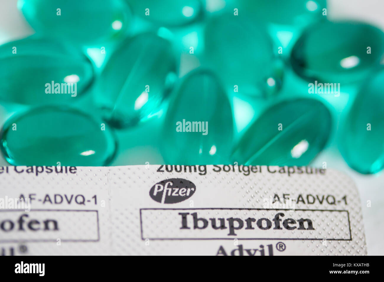 Green Advil capsule,(Ibuprofene)Un recente studio pubblicato nella rivista la procedura dell'Accademia nazionale delle scienze rivendicazioni che ibuprofene ,(Advil & Motrin due prodotti di marca),ha un impatto negativo su testicoli di giovani uomini.Lo studio relazione afferma che quando prendere ibuprofene in dosi che potrebbero essere utilizzati dagli atleti, un campione di giovani uomini sviluppato una condizione ormonale che potrebbe iniziare, se non a tutti, durante il medioevo. Questa condizione è creduto di essere legati ad una ridotta fertilità. Foto Stock