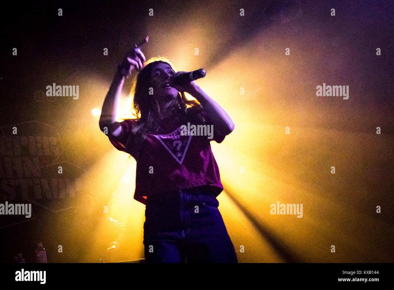 Amburgo, Germania. Xxi Sep, 2017. Archivio - Rapper Haiyiti sorge sul palco durante un concerto presso il club della musica 'Uebel & Gefaehrlich' (lit. cattivo e pericoloso) ad Amburgo, Germania, 21 settembre 2017. Il 12 gennaio 2018 qui secondo LP 'MMontenegro Zero' verrà rilasciato. Credito: Christian Charisius/dpa/Alamy Live News Foto Stock