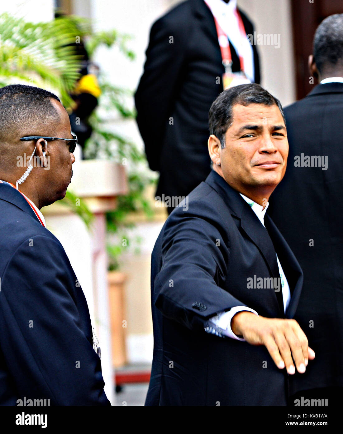 Aprile 19, 2009 - Porto di Spagna, Trinidad & Tobago - Aprile 19, 2009. Rafael Correa, ex presidente dell'Ecuador, saluta i cronisti quando egli cerca un alloggio per la fotografia ufficiale del V Vertice delle Americhe svoltosi a Porto Spagna, Trinidad & Tobago. Dal 17 aprile al 19, 2009. Foto: Juan Carlos Hernandez Credito: Juan Carlos Hernandez/ZUMA filo/Alamy Live News Foto Stock