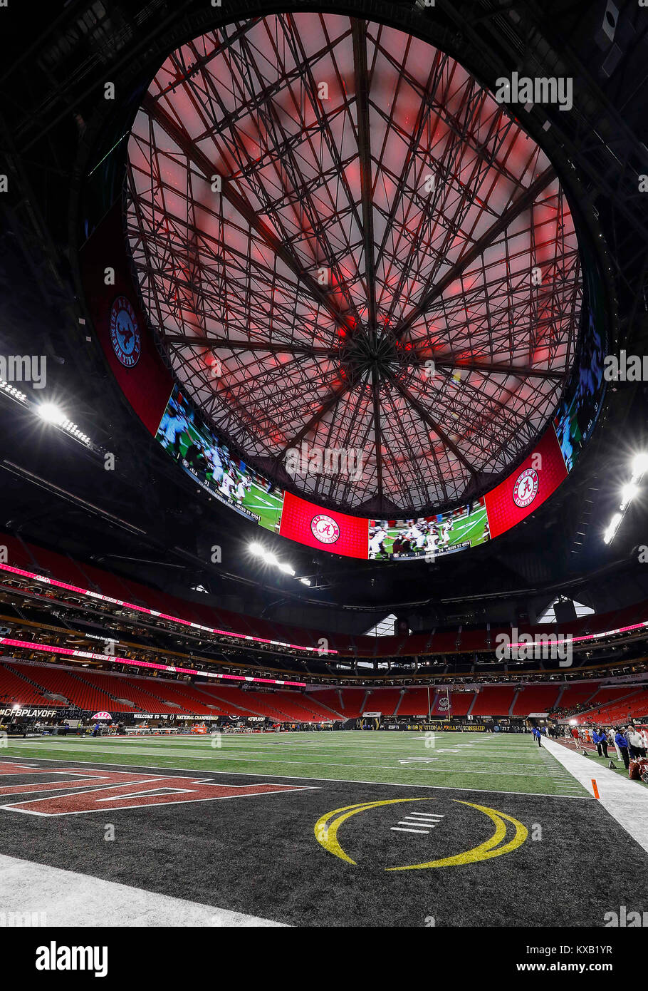 Atlanta, GA, Stati Uniti d'America. 8 Gen, 2018. La Mercedes-Benz Stadium è impostato per il 2018 NCAA Campionato nazionale di gioco tra l'Università di Georgia Bulldogs e la University of Alabama Crimson Tide al Mercedes-Benz Stadium di Atlanta, GA. Justin Cooper/CSM/Alamy Live News Foto Stock