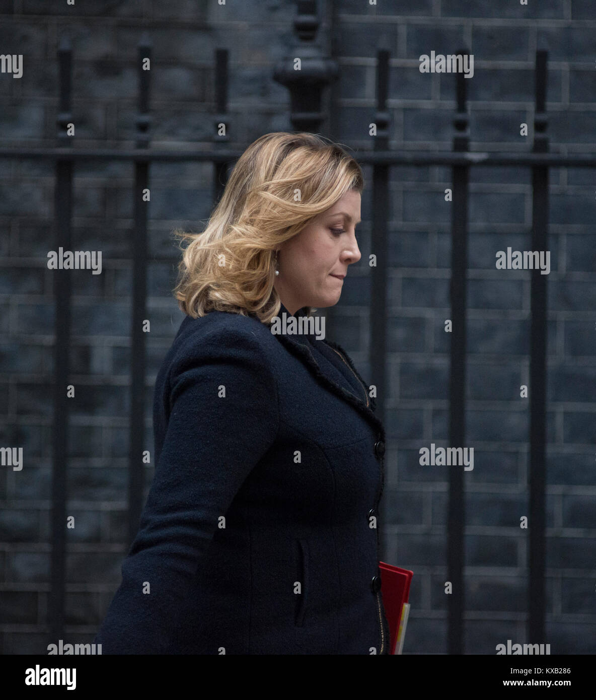 A Downing Street, Londra, Regno Unito. Il 9 gennaio, 2018. I ministri del governo il vecchio e il nuovo in Downing Street per cabinet settimanale riunione del giorno successivo rimpasto di governo. Penny Mordaunt, Segretario di Stato per lo Sviluppo Internazionale, Sviluppo Internazionale Segretario, lasciando. Credito: Malcolm Park/Alamy Live News. Foto Stock