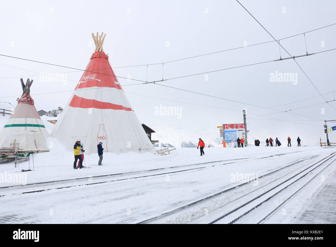 Grindelwald, Svizzera. Il 9 gennaio, 2018. Gli sciatori in Kleine Scheidegg. Buone condizioni di neve continuare attraverso le Alpi europee e Swiss località alpine di Grindelwald ha beneficiato e ha aiutato la sua industria turistica, rispetto alle stagioni precedenti in cui vi è stata una mancanza di neve Credito: amer ghazzal/Alamy Live News Foto Stock