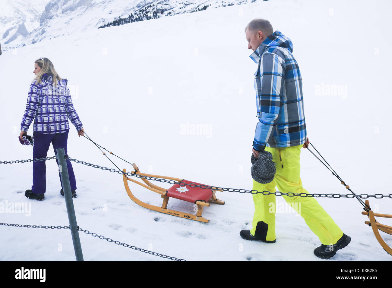 Grindelwald, Svizzera. Il 9 gennaio, 2018. La gente tirare un Luge come buone condizioni di neve continuare attraverso le Alpi europee e Swiss località alpine di Grindelwald ha beneficiato e ha aiutato la sua industria turistica, rispetto alle stagioni precedenti in cui vi è stata una mancanza di neve Credito: amer ghazzal/Alamy Live News Foto Stock