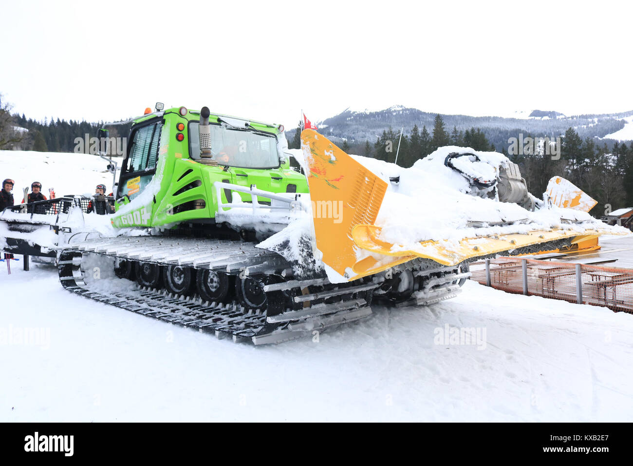 Grindelwald, Svizzera. Il 9 gennaio, 2018. Un aratro di neve come buone condizioni di neve continuare attraverso le Alpi europee e Swiss località alpine di Grindelwald ha beneficiato e ha aiutato la sua industria turistica, rispetto alle stagioni precedenti in cui vi è stata una mancanza di neve Credito: amer ghazzal/Alamy Live News Foto Stock