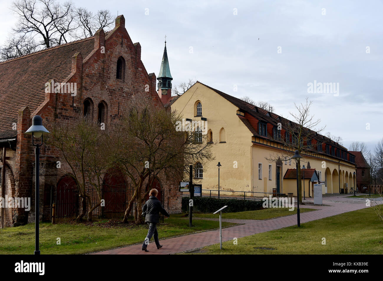 Lehnin, Germania. 05 gen 2018. Il granaio (L) e la casa di Elisabetta (precedentemente noto come il più importante edificio rurale) presso l Abbazia di Lehnin in Lehnin, Germania, 05 gennaio 2018. Lo stato federale è il finanziamento del restauro con circa 1,4 milioni di euro. Visitatori' le camere sono da impostare nell'edificio. Credito: Bernd Settnik/dpa-Zentralbild/ZB/dpa/Alamy Live News Foto Stock