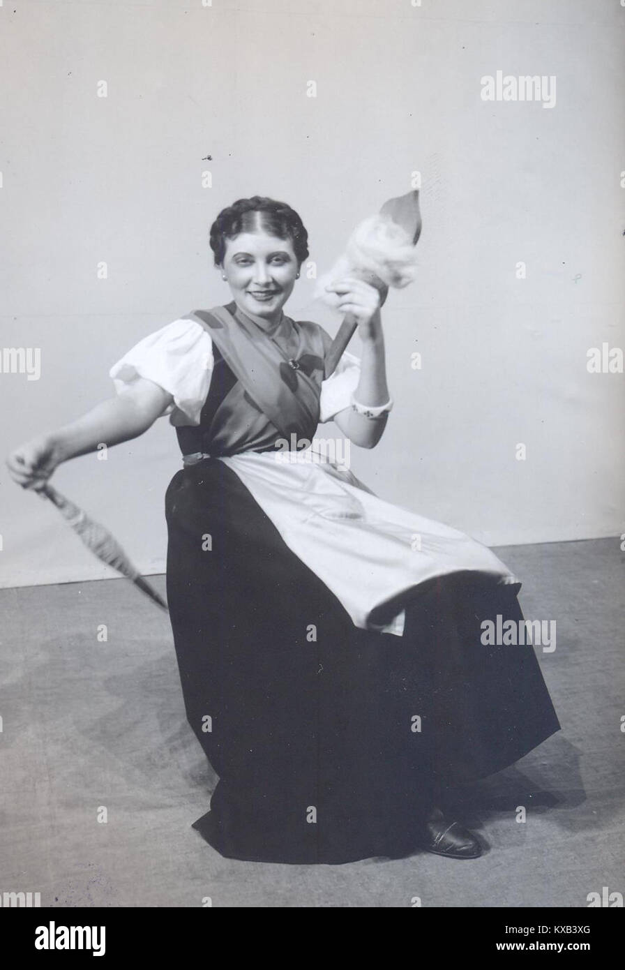 Fotografia della commedia "il ventaglio" eseguita al Teatro Nazionale Ivan Vazov, che mostra attori, scenografie ed elementi di produzione teatrale. Foto Stock