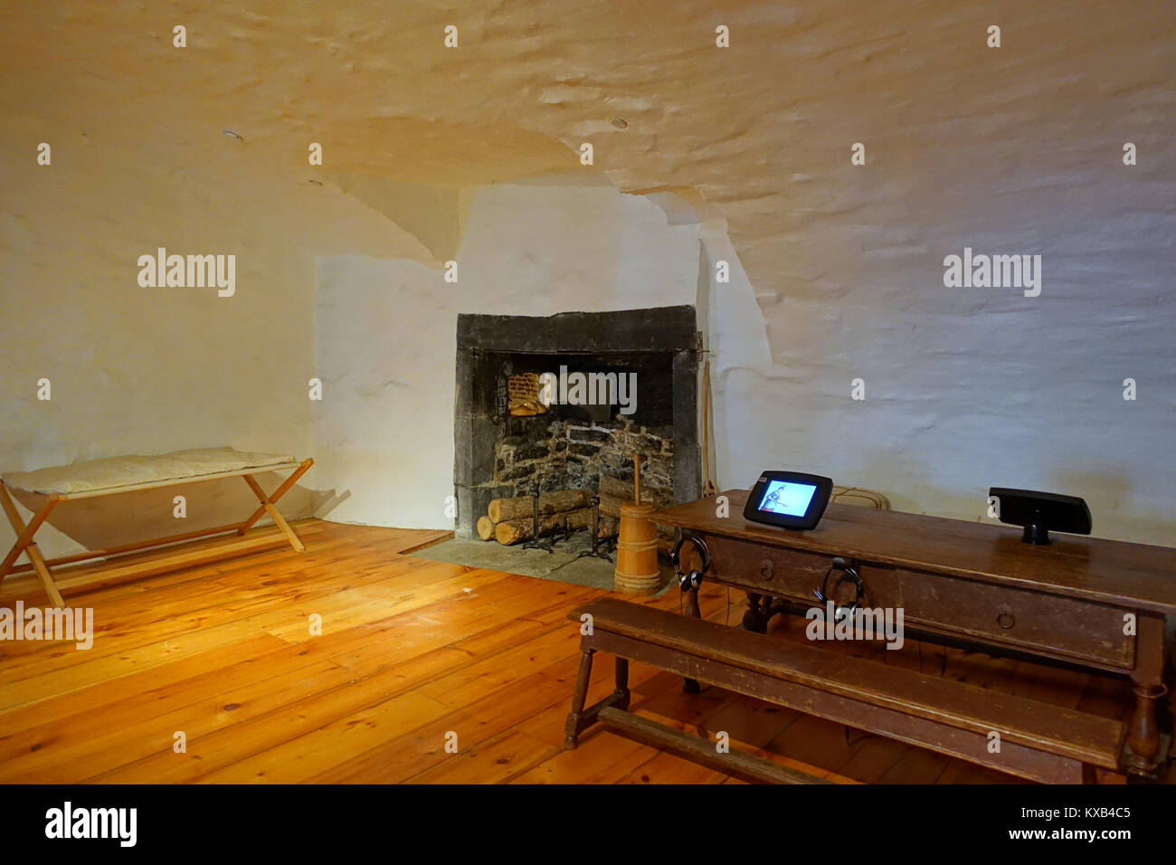 Fotografia di una mostra nel seminterrato al Château Ramezay di Montreal, Canada, che mostra manufatti storici e pratiche espositive del museo. Foto Stock