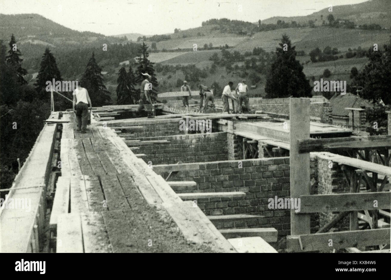 Fotografia della costruzione della Ravnah High School nel 1948, che illustra lo sviluppo delle infrastrutture educative del dopoguerra e gli sforzi di ricostruzione regionale dopo la seconda guerra mondiale Foto Stock