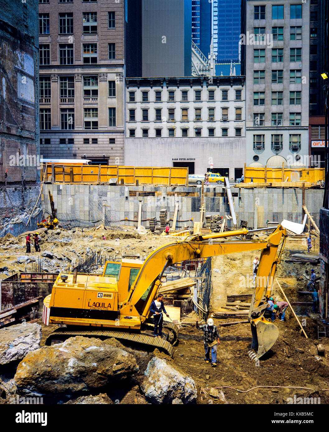 New York 1980s, digger giallo, cantiere, East 48th Street, Manhattan, New York City, NY, NYC, Stati Uniti, Foto Stock