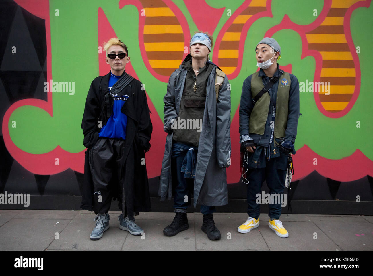 Radmuseum, sinistra, Sud cantante coreano Dean, e stilista Aw ragazzo nella foto al di fuori del BFC visualizza lo spazio, Londra, durante l'Autunno/Inverno 2018 London Fashion Week Foto Stock