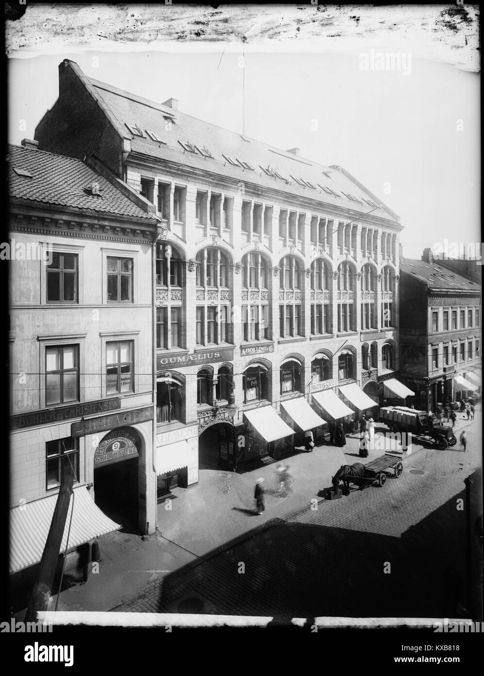 Questa fotografia di Grøndsen 5-7, scattata il 2 febbraio 2016, cattura l'architettura e l'ambiente del centro città, offrendo una prospettiva storica sul design e la struttura urbana. Foto Stock