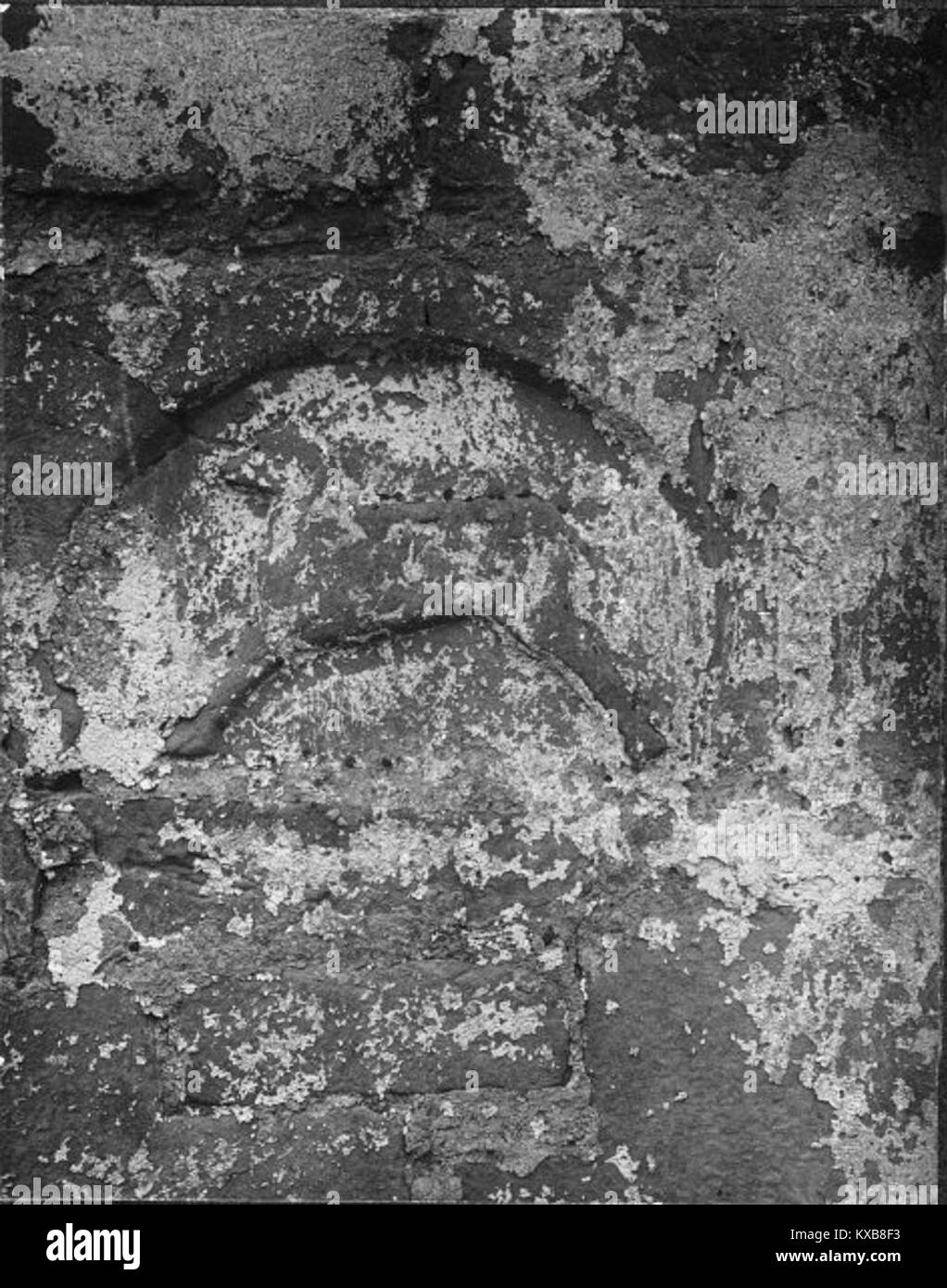 La chiesa di Grötlingbo, situata a Grötlingbo, Gotland, Svezia, è una chiesa gotica medievale che incorpora elementi di una precedente chiesa romanica. La facciata meridionale presenta un fregio di Sigraf, raffigurante animali e cavalieri. La chiesa ha una torre del XIII secolo e una navata del XIV secolo con finestre gotiche. All'interno sono notevoli i murales del XIV secolo e un fonte battesimale di Sigraf. La chiesa fa parte della diocesi di Visby. Foto Stock