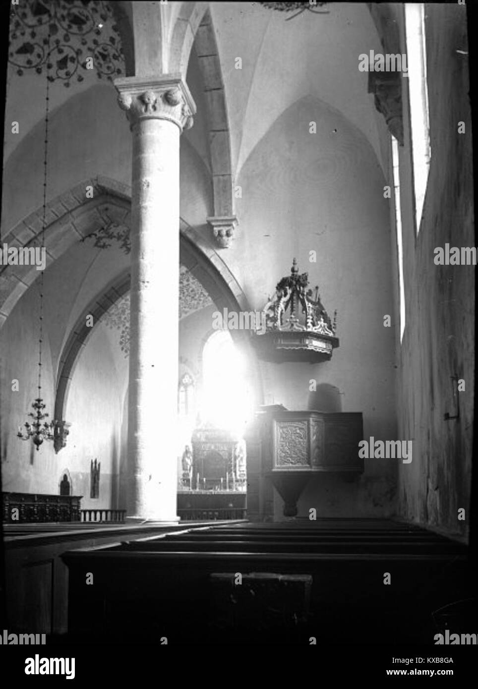 La chiesa di Grötlingbo, situata a Grötlingbo sul Gotland, in Svezia, è una struttura gotica medievale che incorpora elementi di una precedente chiesa romanica. La facciata meridionale presenta un fregio dello scultore Sigraf, raffigurante animali e cavalieri. La chiesa ha una torre del XIII secolo e una navata del XIV secolo con finestre gotiche. All'interno sono notevoli i murales del XIV secolo e un fonte battesimale di Sigraf. La chiesa fa parte della diocesi di Visby. Foto Stock