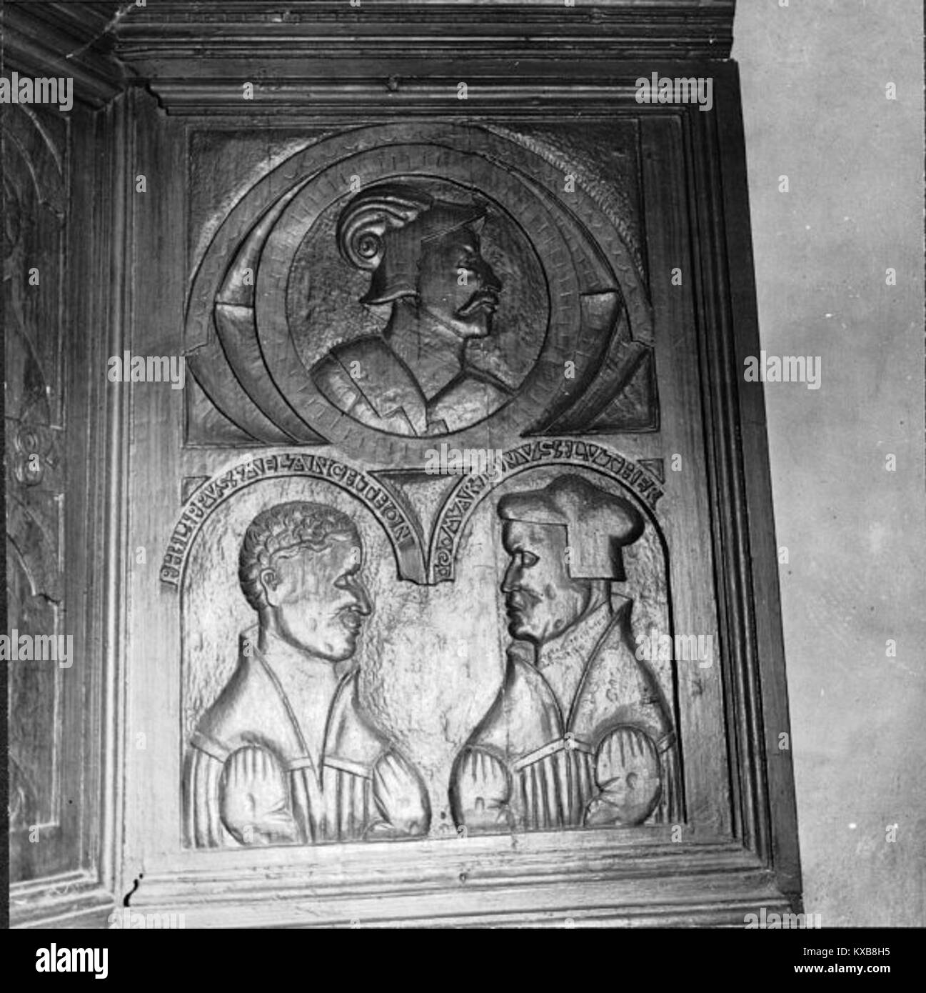 La chiesa di Grötlingbo, situata a Grötlingbo, Gotland, Svezia, è una chiesa gotica medievale che incorpora elementi di una precedente chiesa romanica. La facciata meridionale presenta un fregio di Sigraf, raffigurante animali e cavalieri. La chiesa ha una torre del XIII secolo e una navata del XIV secolo con finestre gotiche. All'interno sono notevoli i murales del XIV secolo e un fonte battesimale di Sigraf. La chiesa fa parte della diocesi di Visby. Foto Stock