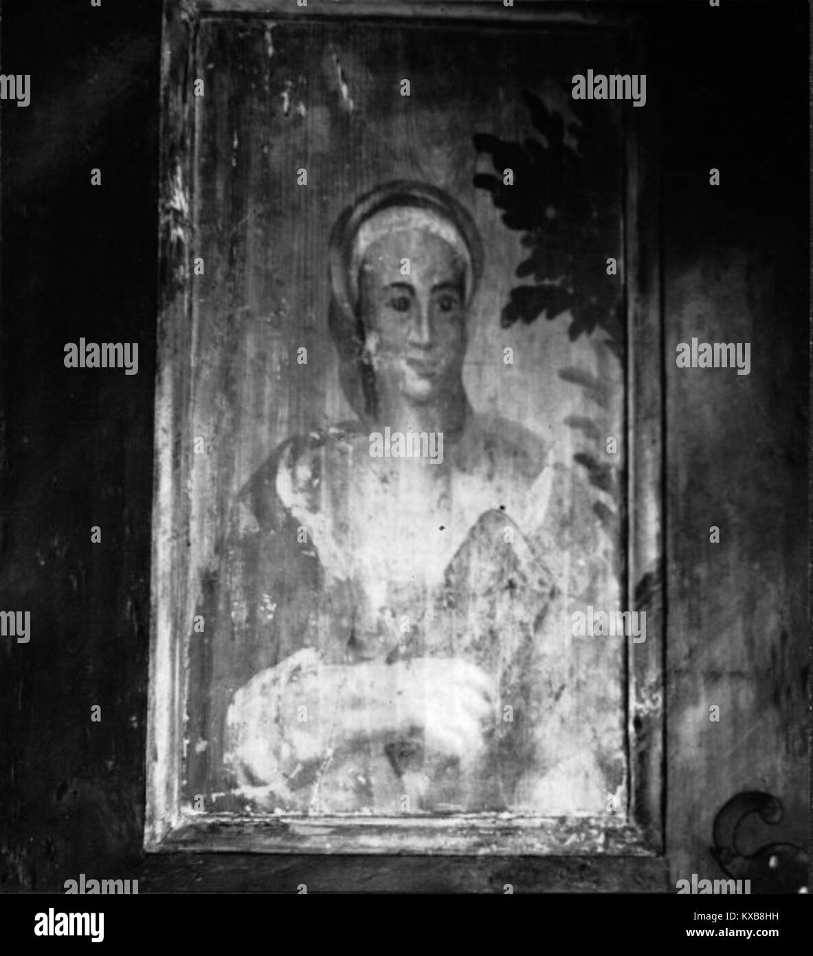 La chiesa di Grötlingbo, situata a Grötlingbo, Gotland, Svezia, è una chiesa gotica medievale che incorpora elementi di una precedente chiesa romanica. La facciata meridionale presenta un fregio di Sigraf, raffigurante animali e cavalieri. La chiesa ha una torre del XIII secolo e una navata del XIV secolo con finestre gotiche. All'interno sono notevoli i murales del XIV secolo e un fonte battesimale di Sigraf. La chiesa fa parte della diocesi di Visby. Foto Stock