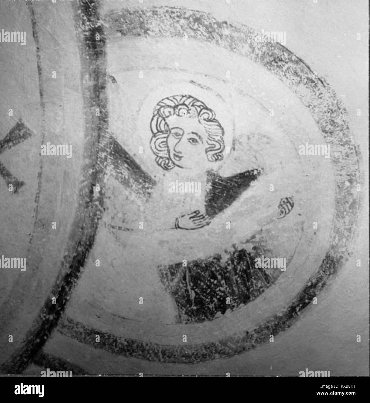 La chiesa di Grötlingbo, situata a Grötlingbo, Gotland, Svezia, è una chiesa gotica medievale che incorpora elementi di una precedente chiesa romanica. La facciata meridionale presenta un fregio di Sigraf, raffigurante animali e cavalieri. La chiesa ha una torre del XIII secolo e una navata del XIV secolo con finestre gotiche. All'interno sono notevoli i murales del XIV secolo e un fonte battesimale di Sigraf. La chiesa fa parte della diocesi di Visby. Foto Stock