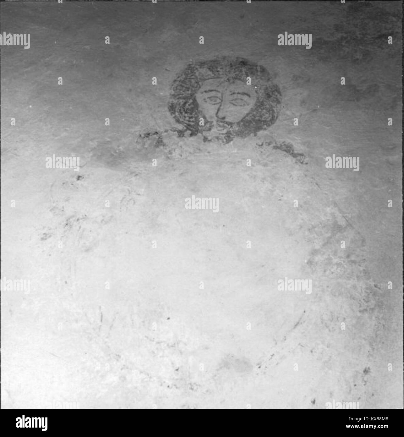 La chiesa di Grötlingbo, situata a Grötlingbo, Gotland, Svezia, è una chiesa gotica medievale che incorpora elementi di una precedente chiesa romanica. La facciata meridionale presenta un fregio di Sigraf, raffigurante animali e cavalieri. La chiesa ha una torre del XIII secolo e una navata del XIV secolo con finestre gotiche. All'interno sono notevoli i murales del XIV secolo e un fonte battesimale di Sigraf. La chiesa fa parte della diocesi di Visby. Foto Stock