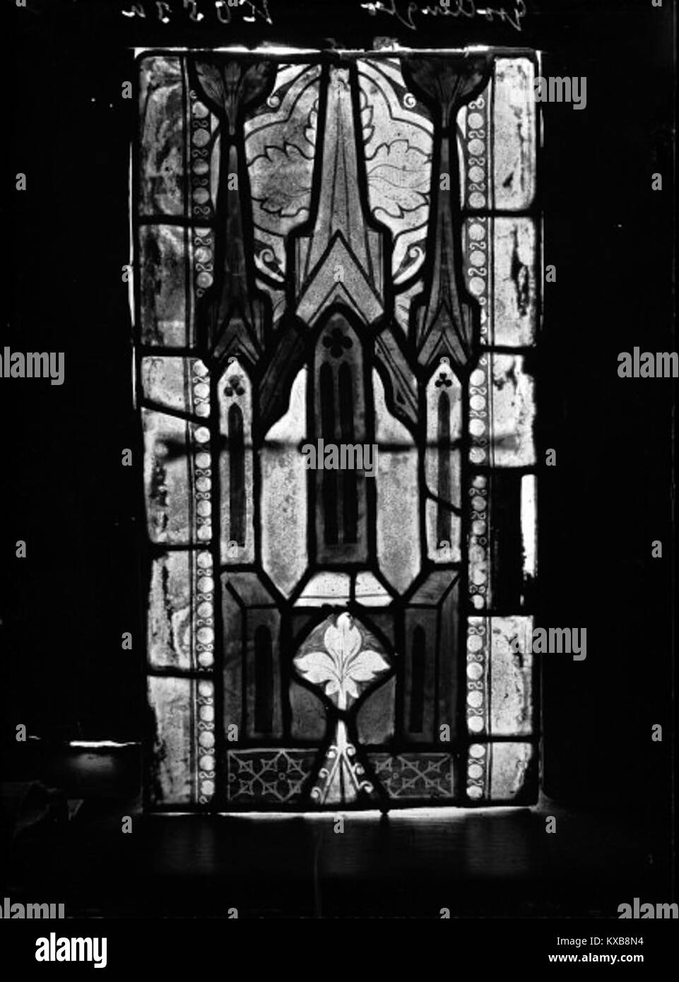 La chiesa di Grötlingbo, situata a Grötlingbo, Gotland, Svezia, è una chiesa gotica medievale che incorpora elementi di una precedente chiesa romanica. La facciata meridionale presenta un fregio di Sigraf, raffigurante animali e cavalieri. La chiesa ha una torre del XIII secolo e una navata del XIV secolo con finestre gotiche. All'interno sono notevoli i murales del XIV secolo e un fonte battesimale di Sigraf. La chiesa fa parte della diocesi di Visby. Foto Stock