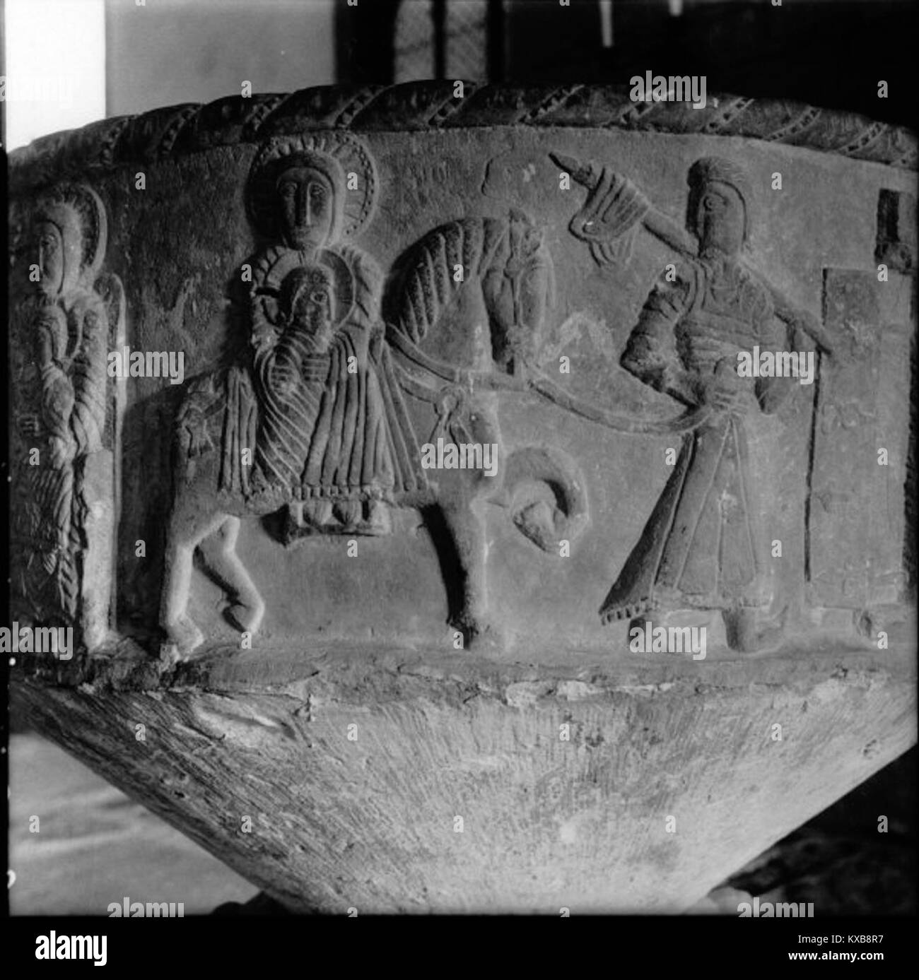 Questa fotografia mostra il fonte battesimale della chiesa di Grötlingbo, realizzato dal maestro Sigraf intorno al 1200. Il fonte è rinomato per i suoi dettagliati rilievi raffiguranti scene della vita di Cristo, tra cui la sua nascita e il battesimo di San Giovanni. È considerato uno dei migliori esempi del lavoro di Sigraf. Foto Stock