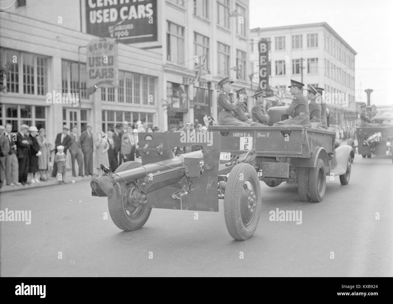 Questa fotografia del 1938 raffigura il cannone da 75 mm 148th Field Artillery, in mostra a Vancouver. L'immagine evidenzia il design e l'importanza storica dell'artiglieria militare utilizzata in questo periodo. Foto Stock