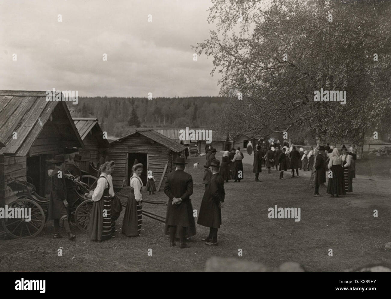 Högtidsklädda människor samlade utanför kyrkstallarna vid Rättviks kyrka ho Dalarna - Nordiska Museet - NMA.0060672 Foto Stock