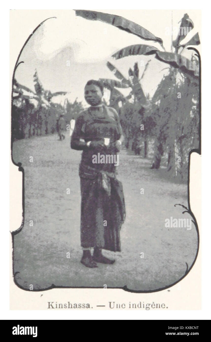 Una fotografia storica di Kinshasa che mostra una donna del posto, fornendo un resoconto visivo dell'abbigliamento tradizionale e dell'identità culturale. Foto Stock