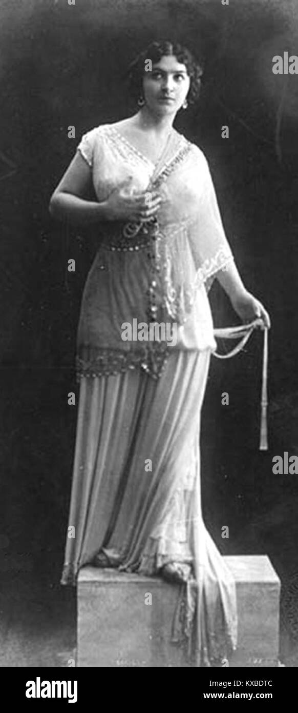 Maria Kuznetsova interpreta il personaggio di Thais in questa produzione, illustrando il suo ruolo di attrice e interprete d'opera nel teatro dei primi anni del XX secolo. Foto Stock