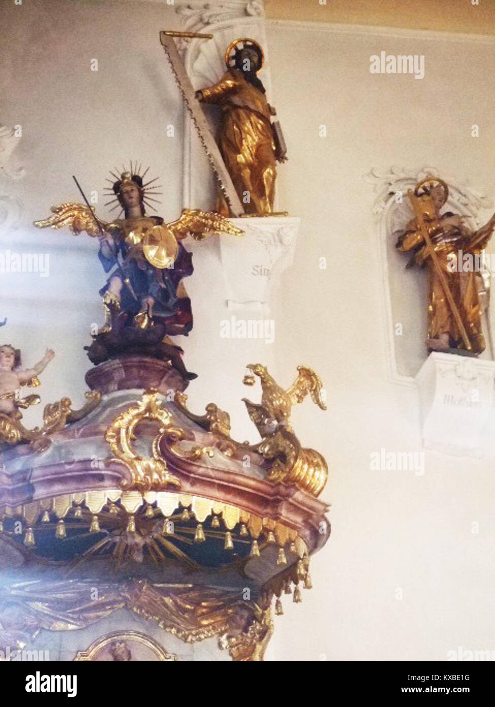 Fotografia dell'incoronazione del pulpito a Maria Thann, Germania, che mostra il design dettagliato degli interni della chiesa e l'ornamento religioso barocco. Foto Stock