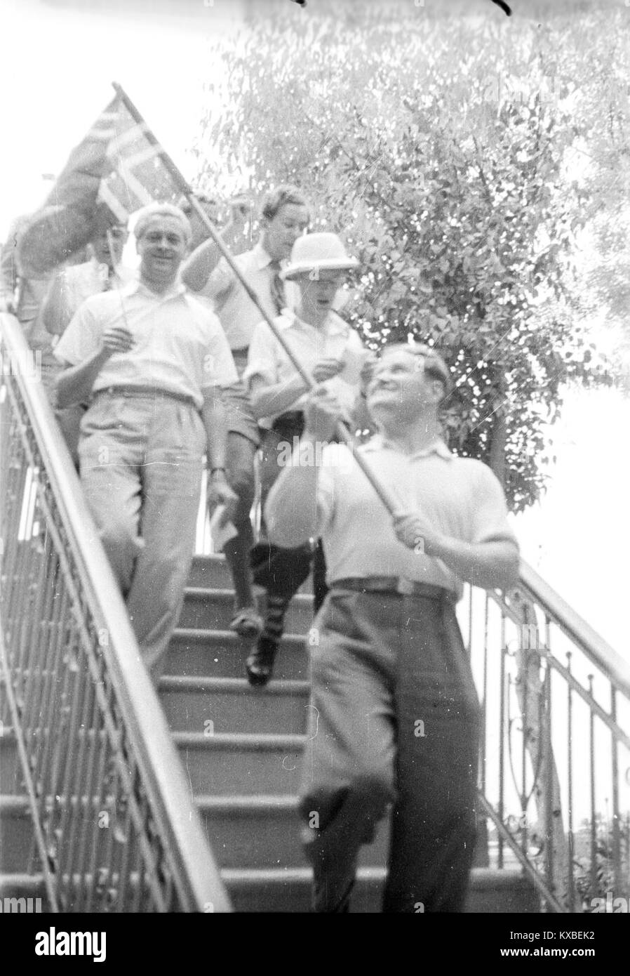 Una fotografia che mostra la parata del 17 maggio del giorno della Costituzione a Torp, Norvegia, con i partecipanti che portano bandiere e celebrano l'orgoglio nazionale e l'indipendenza. Foto Stock