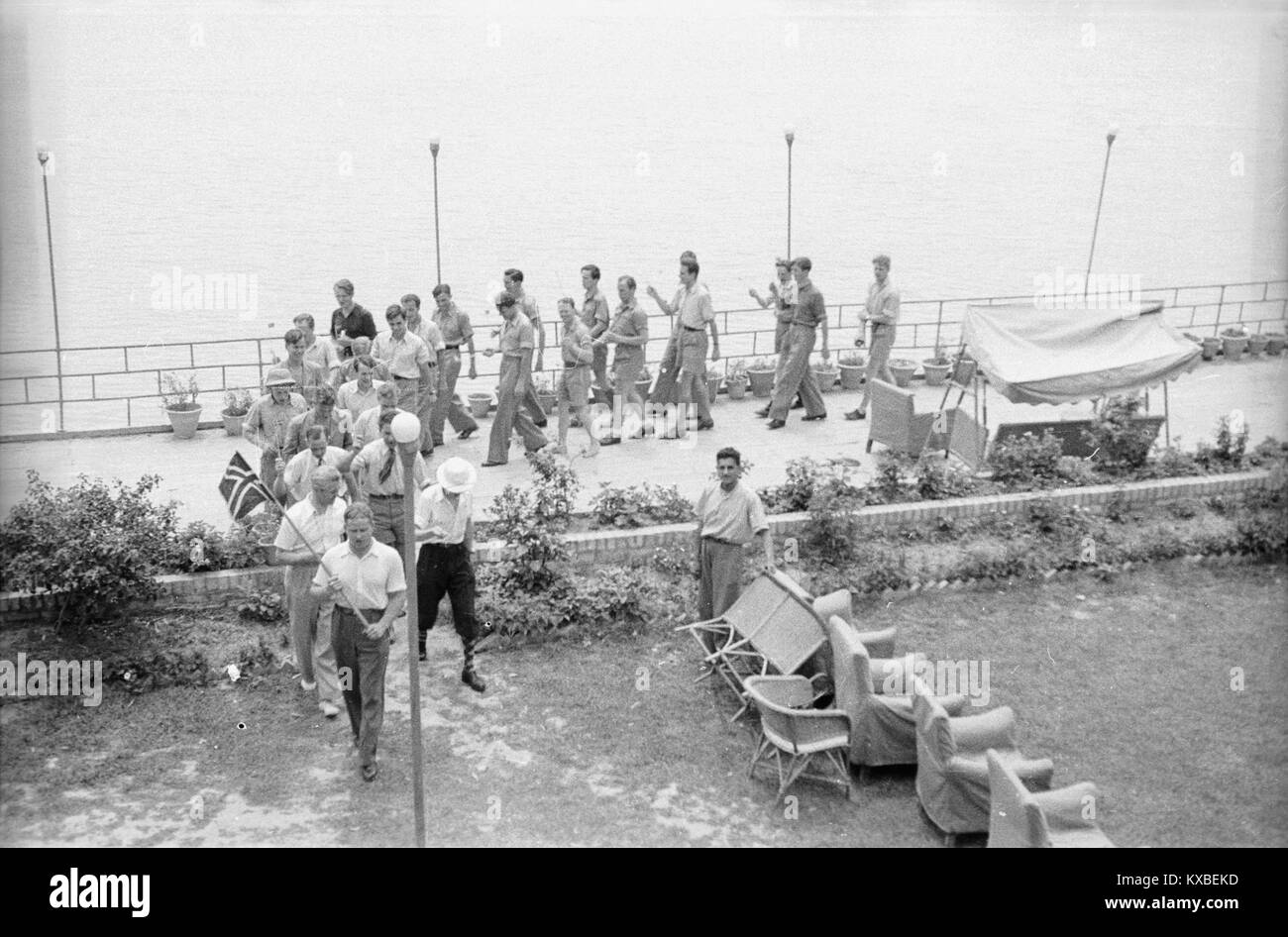 Fotografia che mostra una parata del 17 maggio a Torp, Norvegia, con i partecipanti che portano bandiere nazionali per celebrare la giornata della Costituzione norvegese. Foto Stock