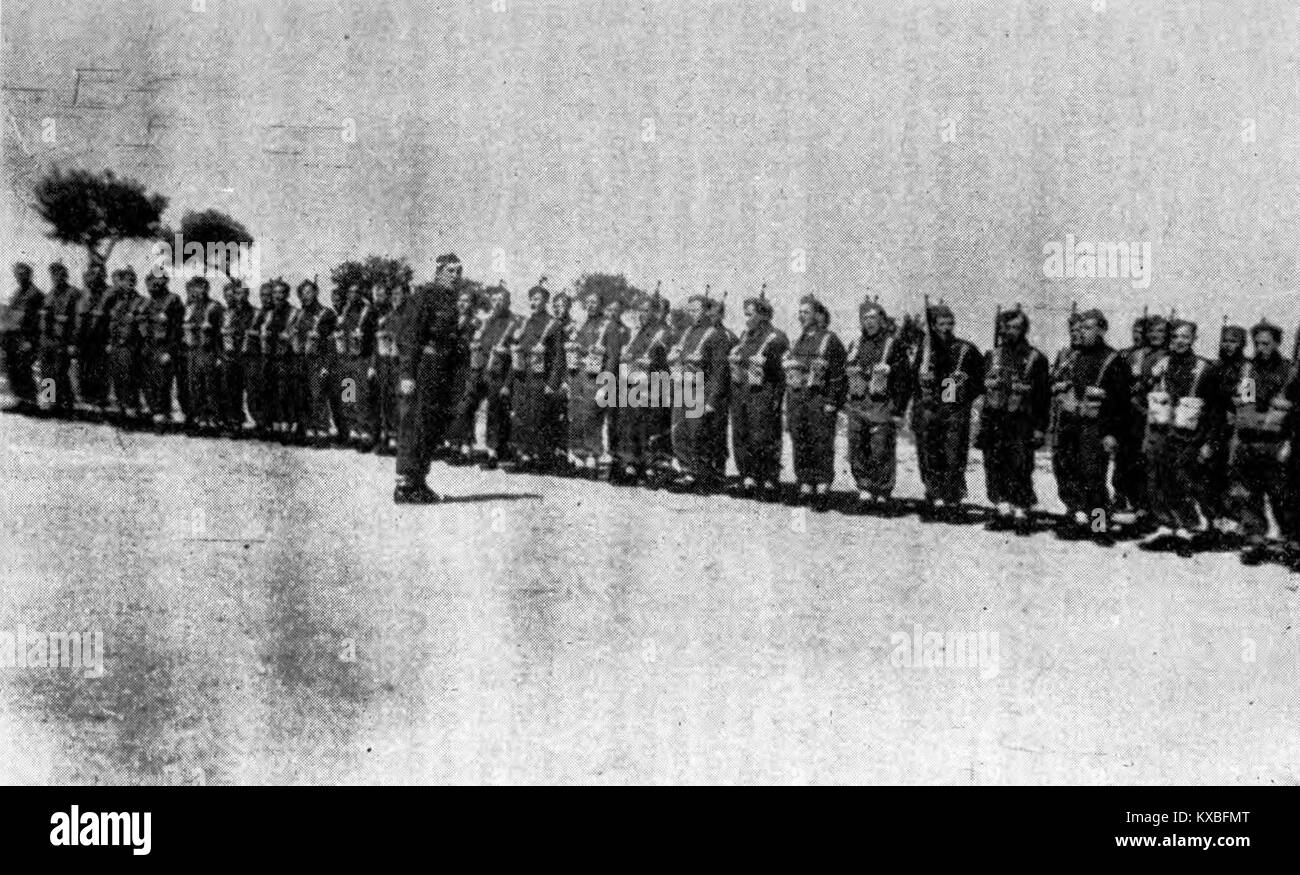 Fotografia di un corso di sottufficiali presso la sede della 4a Brigata d’oltremare a Monopoli, che mostra l’addestramento militare e il personale. Foto Stock
