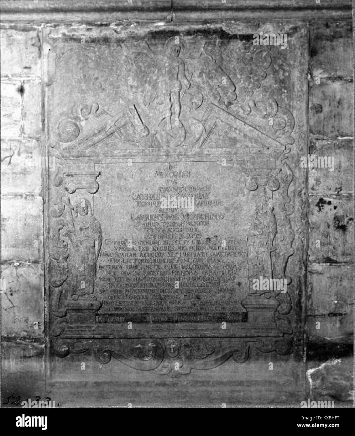 Questa mappa del 1871 di Valparaíso, Cile, presenta una dettagliata disposizione urbana della città portuale e illustra la sua topografia, la griglia stradale, le strutture portuali e la crescita urbana durante la fine del XIX secolo. Foto Stock