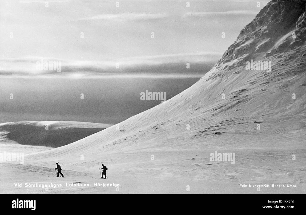 Una fotografia che raffigura lo sci a Sömlingshågna nella valle di Lofsdalen, Härjedalen, Svezia. L'immagine cattura il paesaggio innevato delle montagne e le attività ricreative invernali all'aperto tipiche della regione. Foto Stock