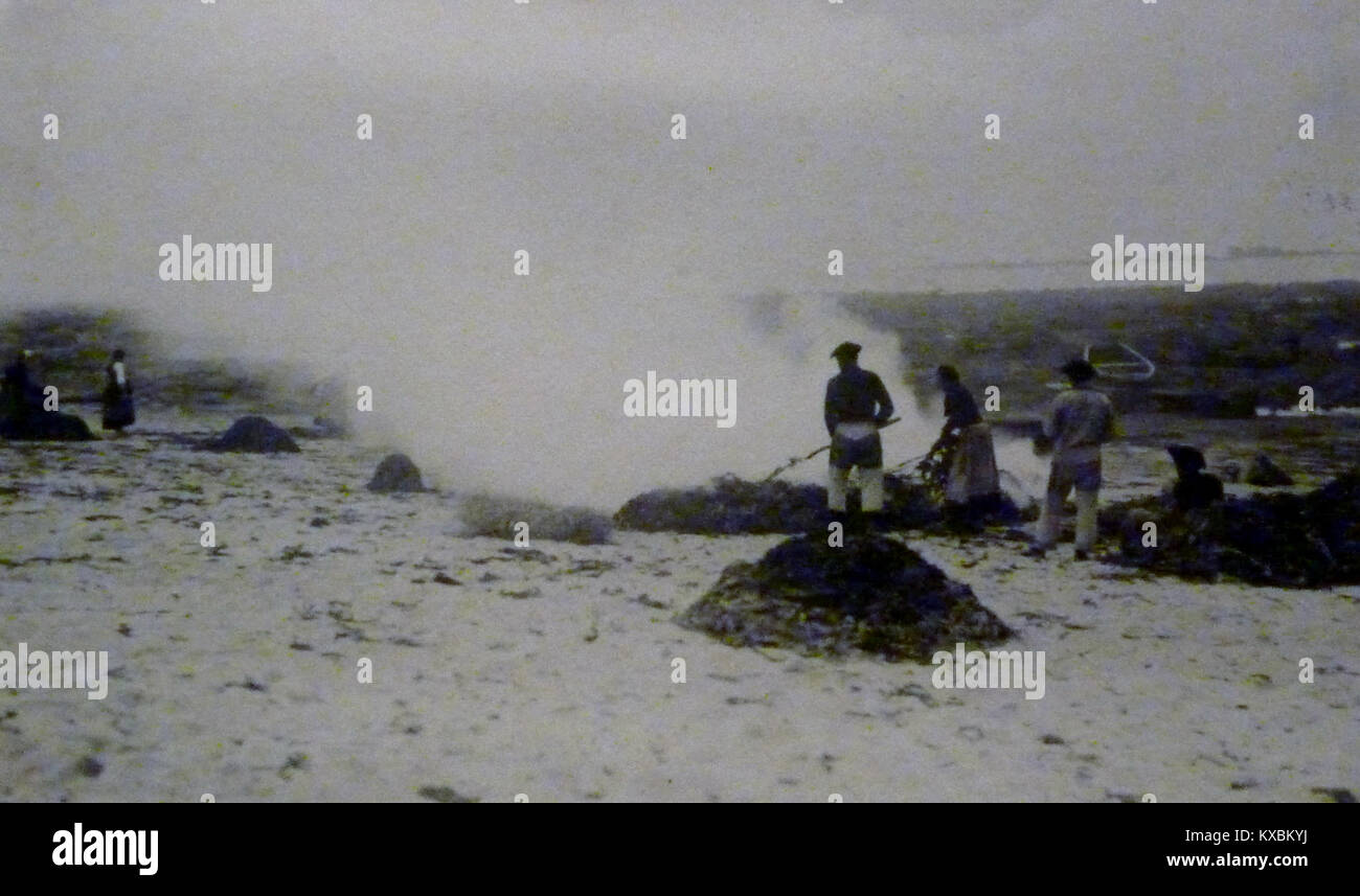 Una fotografia del 1913 della spiaggia di Saint-Guénolé-Penmarch in Francia, raffigurante la costa atlantica, le dune di sabbia e il mare, conservando un paesaggio costiero dei primi del XX secolo. Foto Stock