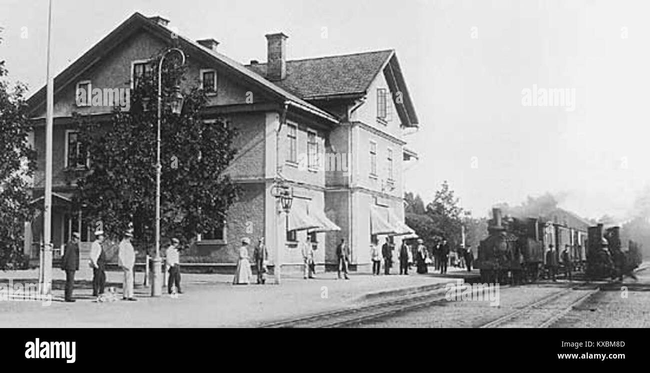 Questa fotografia del 1915 mostra due treni a vapore presso la ferriera Skyllbergs Bruk in Svezia, uno a sinistra trainato dalla locomotiva numero 5 e l'altro dalla locomotiva numero 1 denominata "KÅRBERG", che illustra le operazioni industriali e ferroviarie all'inizio del XX secolo. Foto Stock