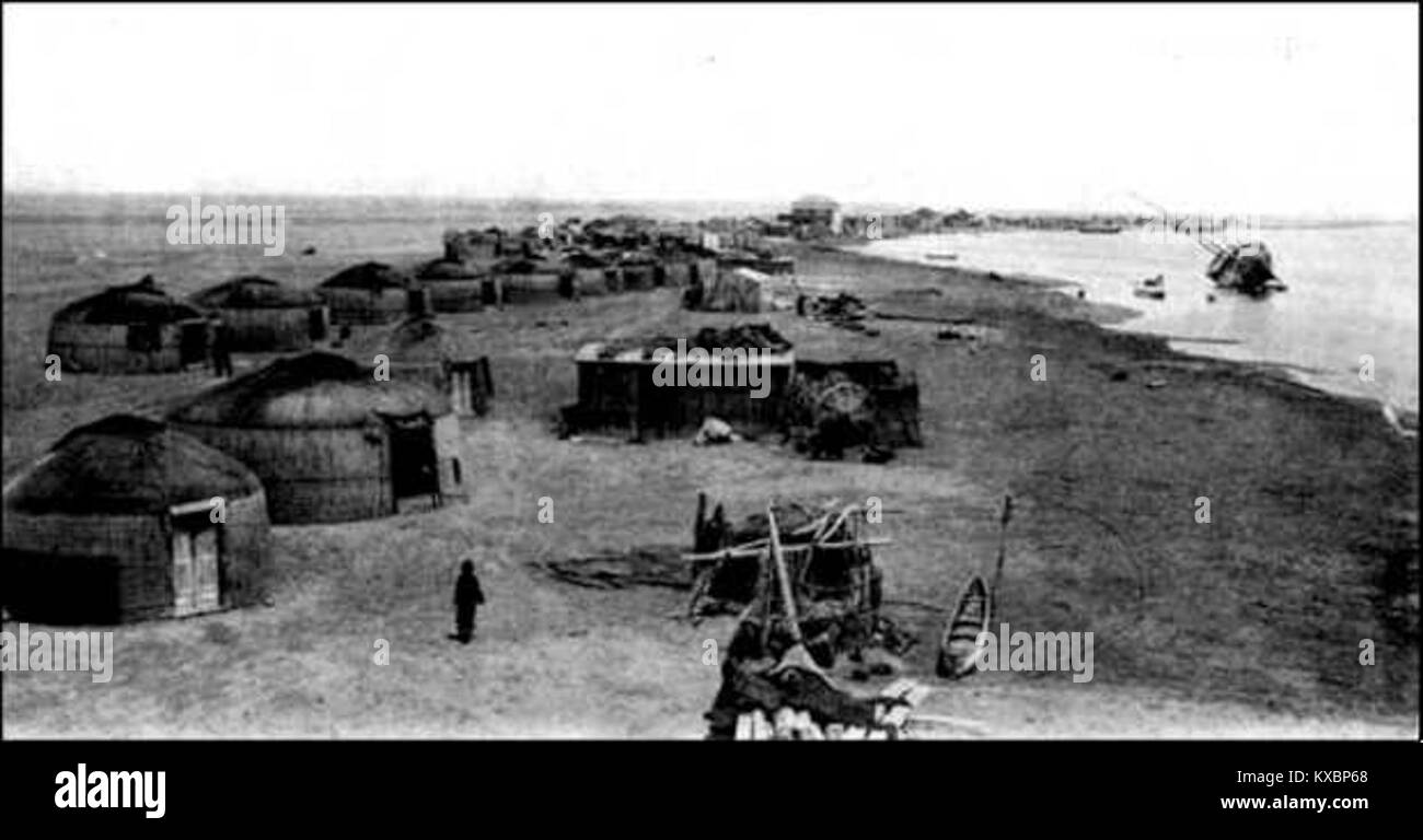 Immagine che raffigura il villaggio di Karagol sulla penisola di Cheleken, situata nell'attuale Turkmenistan. La fotografia documenta i tradizionali modelli di insediamento e l'architettura caratteristica della vita rurale dell'Asia centrale all'inizio del XX secolo. Foto Stock