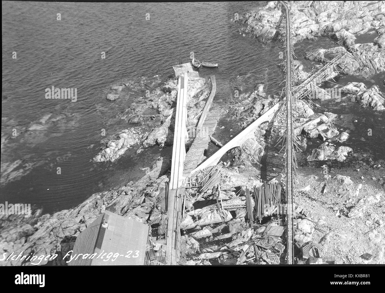 Il faro di Sletringen a Frøya, Norvegia, registrato come S-1602U6 1 15, funge da aiuto alla navigazione marittima e da struttura di sicurezza costiera nel Mare di Norvegia. Foto Stock