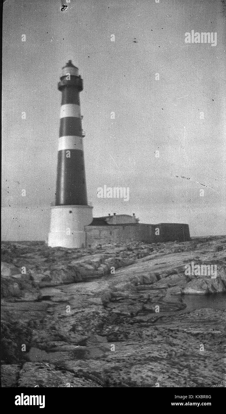 Il faro di Sletringen a Frøya, in Norvegia, identificato come S-1602U6 1 27, funge da aiuto alla navigazione costiera e da importante punto di riferimento marittimo sul mare di Norvegia. Foto Stock