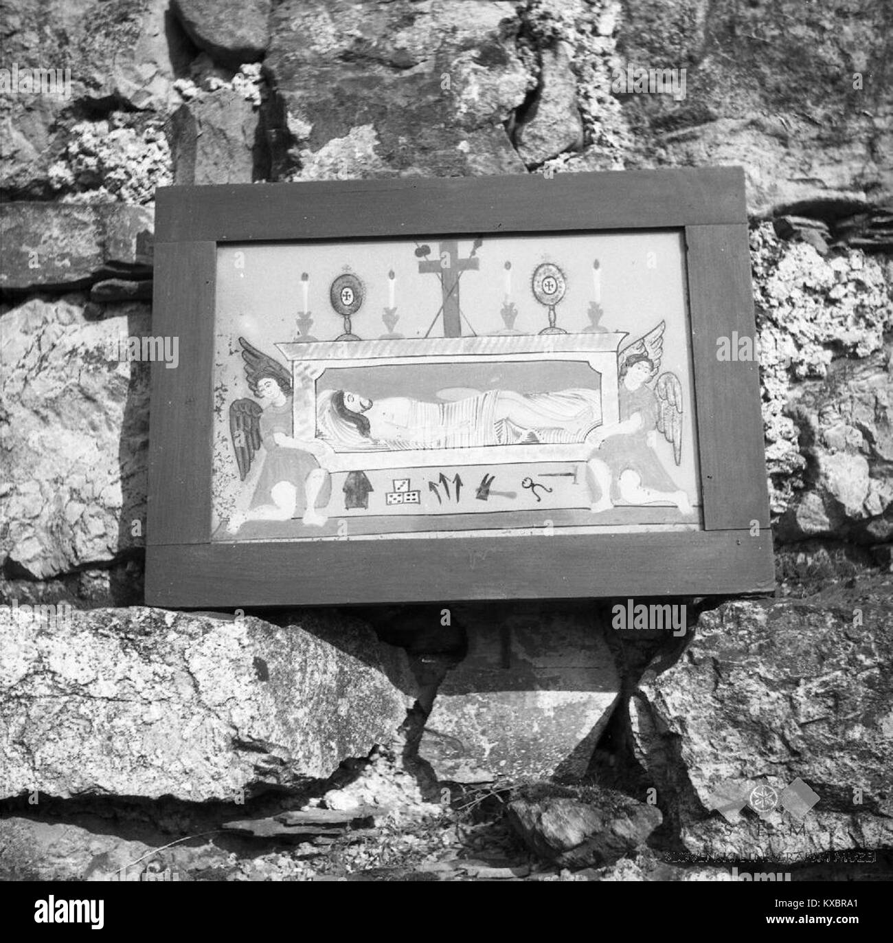 Questo dipinto di vetro del 1954, intitolato "Jésus V grobu" (Gesù nella tomba), ritrae una scena cristiana religiosa. Misura 37,5 x 27 cm, segue la tradizionale iconografia cristiana con particolare attenzione alla passione di Cristo. Foto Stock