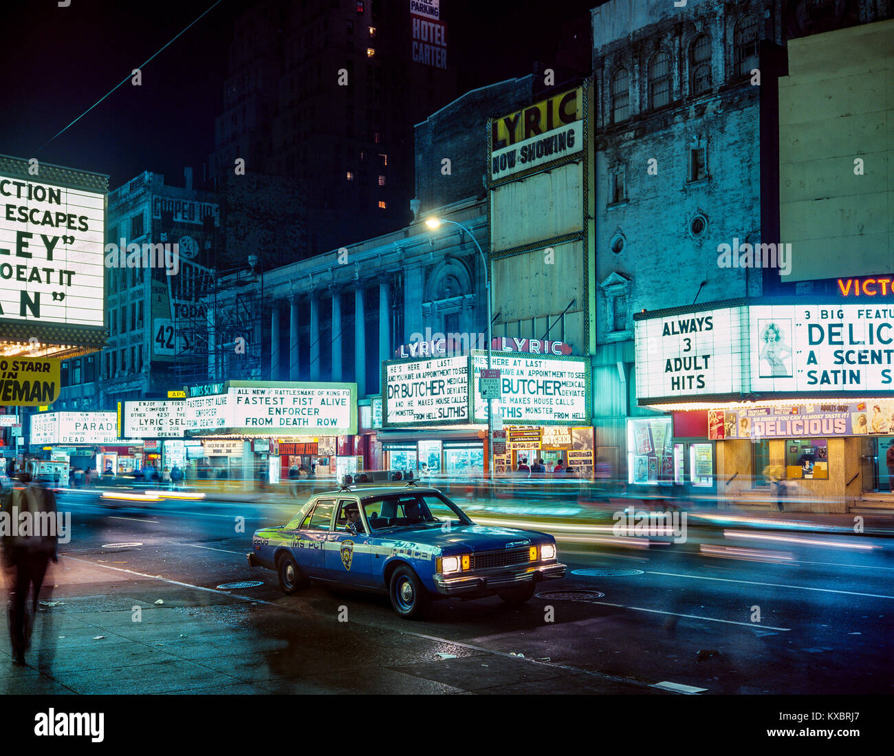 New York 1980s, cinema, NYPD New York Police Department auto, sentieri leggeri, 42nd strada, notte, Manhattan, New York City, NY, NYC, Stati Uniti, Foto Stock