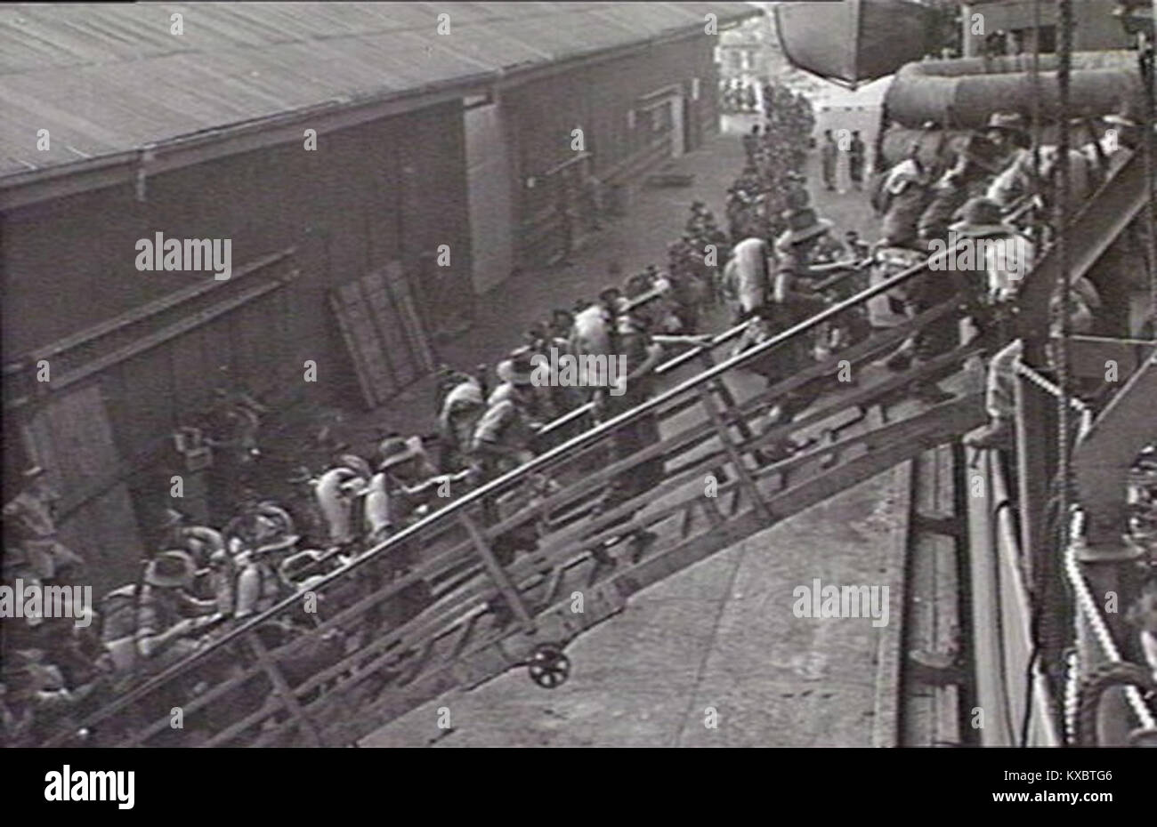 Una fotografia dell'Australian War Memorial del 1943 che mostra i soldati del 2/28th Australian Infantry Battalion che si imbarcano per il dispiegamento durante la seconda guerra mondiale Foto Stock