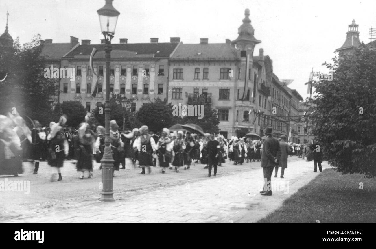 La processione di costumi popolari tradizionali a Lubiana è una celebrazione del patrimonio culturale sloveno, con vivaci manifestazioni di orgoglio nazionale attraverso abbigliamento tradizionale e danza popolare. Foto Stock