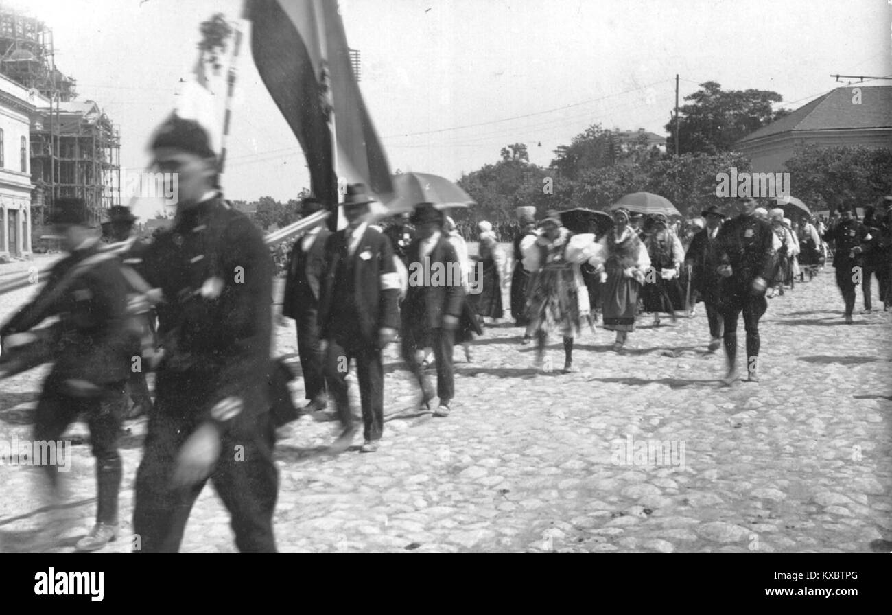 "Sprevod noš" (Processione dei costumi) raffigura una sfilata tradizionale di costumi popolari, mostrando ai partecipanti abiti nazionali come parte del patrimonio culturale e della celebrazione della comunità. Foto Stock