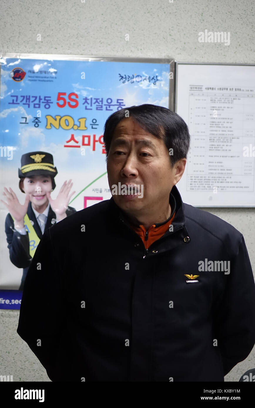 Una fotografia scattata il 27 gennaio 2015, che mostra il Bangbae 119 Safety Center della stazione dei vigili del fuoco di Seocho a Seoul, Corea del Sud, che documenta le infrastrutture di pubblica sicurezza in un'area urbana. Foto Stock