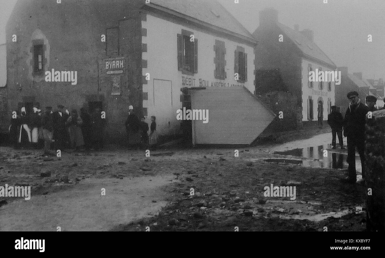 Una fotografia o un documento storico del 1924 che ritrae Saint-Guénol, che probabilmente mostra una scena marittima o costiera legata alle condizioni del mare della regione. Foto Stock