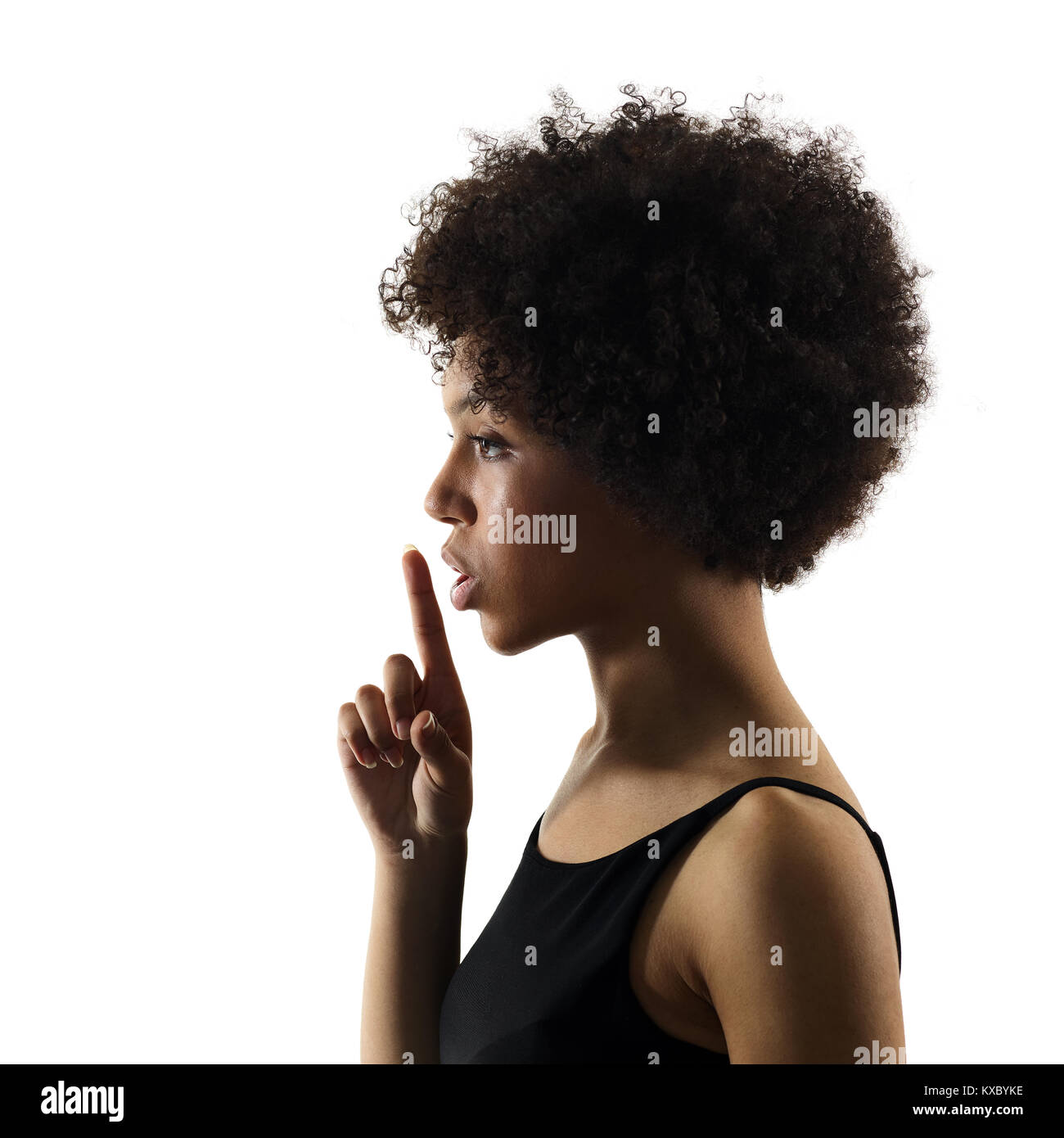 Una razza mista africana di adolescente Ragazza donna Hushing ritratto in studio ombra silhouette isolati su sfondo bianco Foto Stock