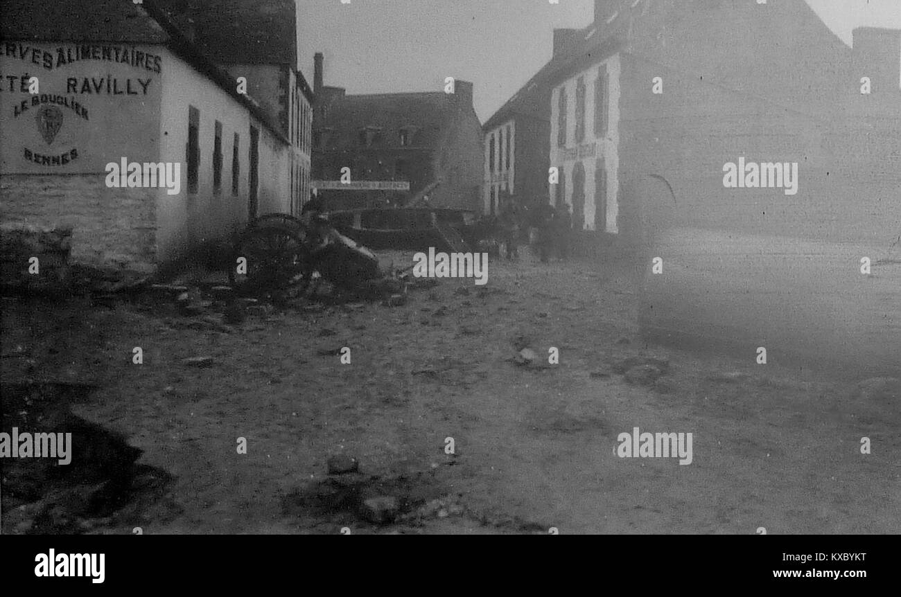 L'onda marea di Saint-Guénolé del 1924, o "Raz de marée", colpì la zona costiera della Bretagna, in Francia, provocando inondazioni e danni significativi al villaggio di pescatori e ai suoi dintorni. Foto Stock