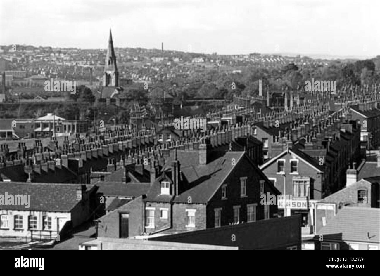 L'immagine del 1905 della chiesa di St. Mattia, Burley a Leeds, West Yorkshire, Inghilterra, mostra la guglia gotica della chiesa che si erge sopra le case a schiera e i tetti del distretto di Burley. Wikimedia Commons+1 Foto Stock